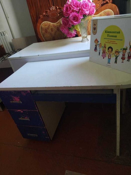 Стол письменный с выдвижными ящиками