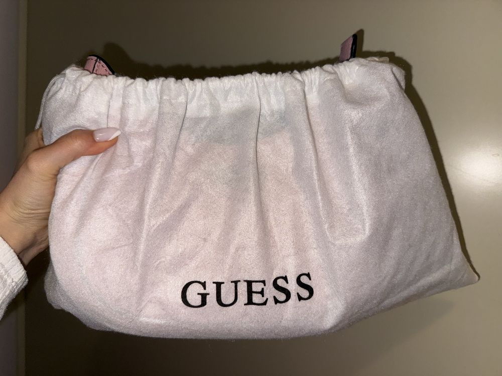Оригинална дамска чанта Guess