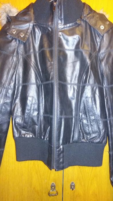 Дамско кожено яке с качулка