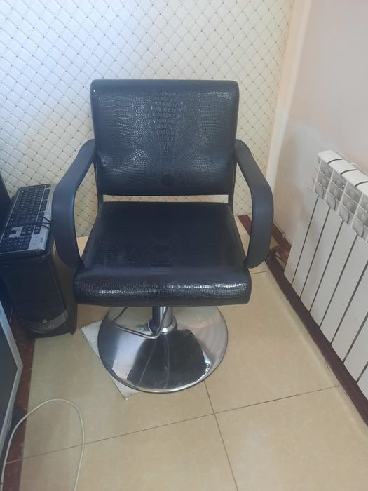 Продам парикмахерское кресло б/у.              .                .