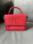 Продавам чанта Calvin Klein
