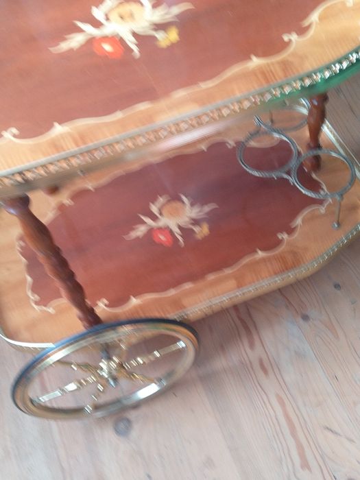 Продавам помощна количка подвижно барче интарзия флорални мотиви