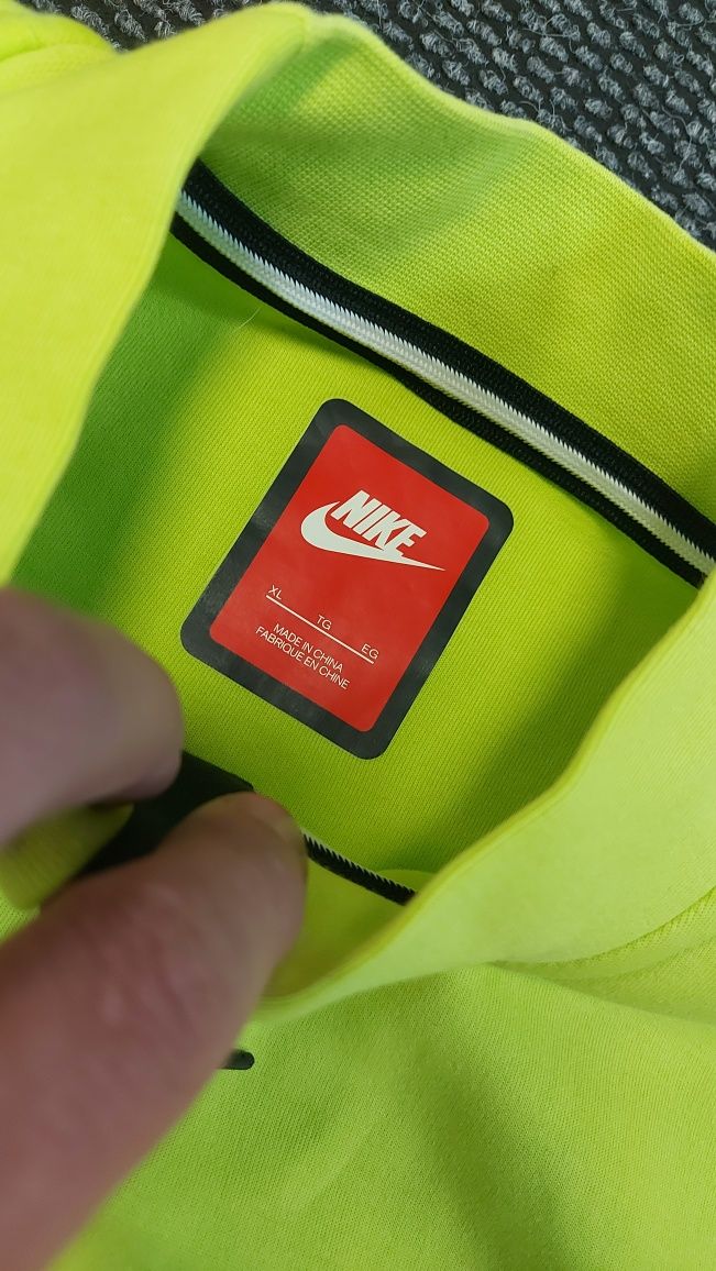 Nike tech fleece XL размер