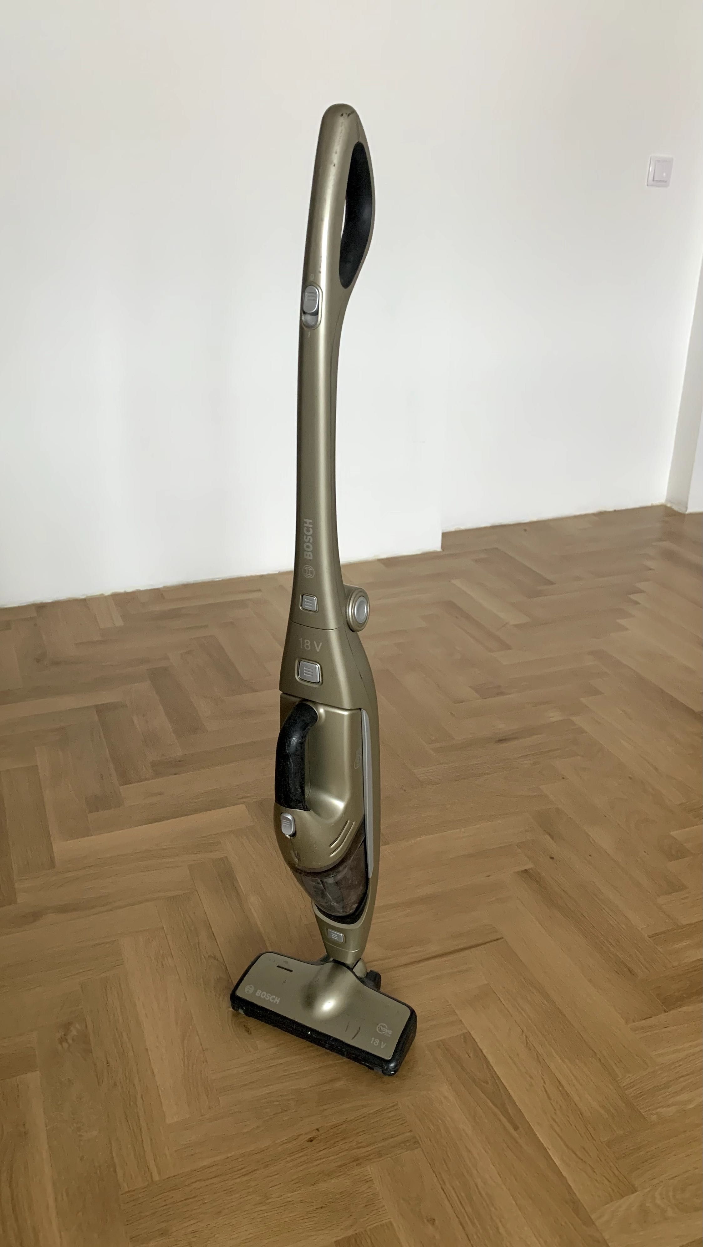 Bosch_вертикална безжична прахосмукачка_2 в 1_18 V_Li-Ion батерия