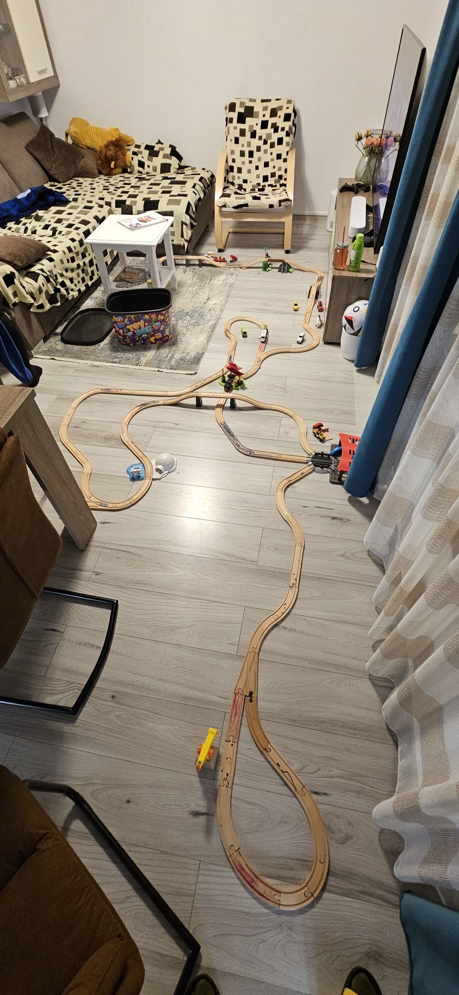 Sine de tren din lemn cu gara + tren