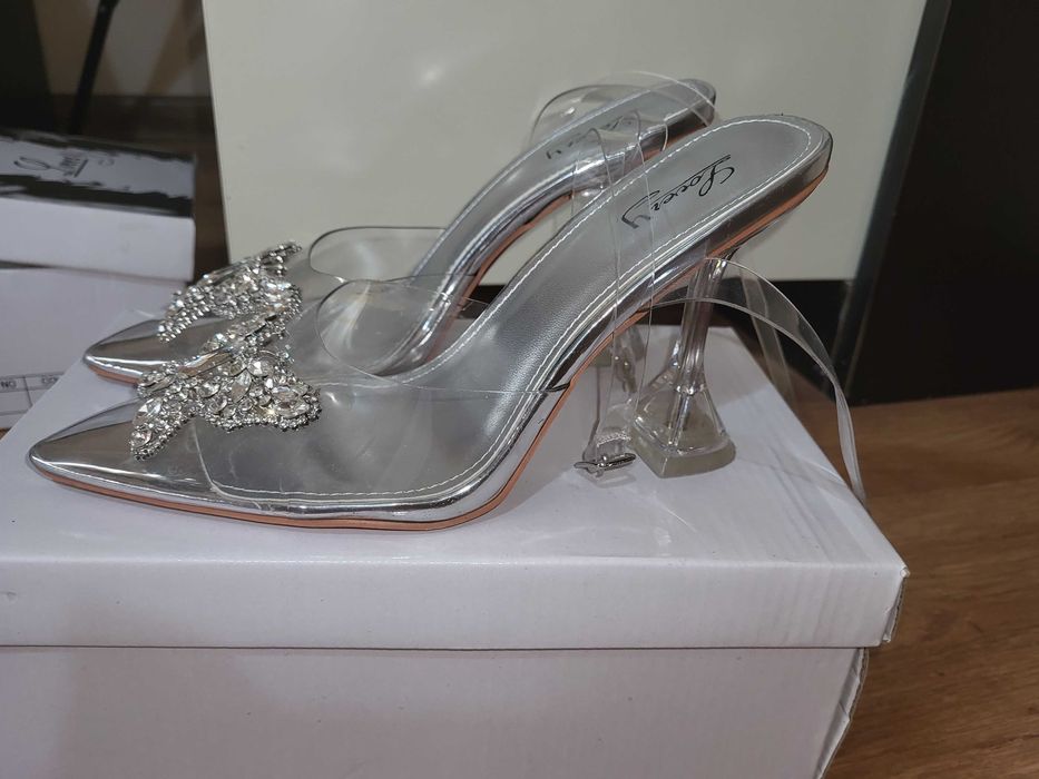 Дамски токчета с пеперуди