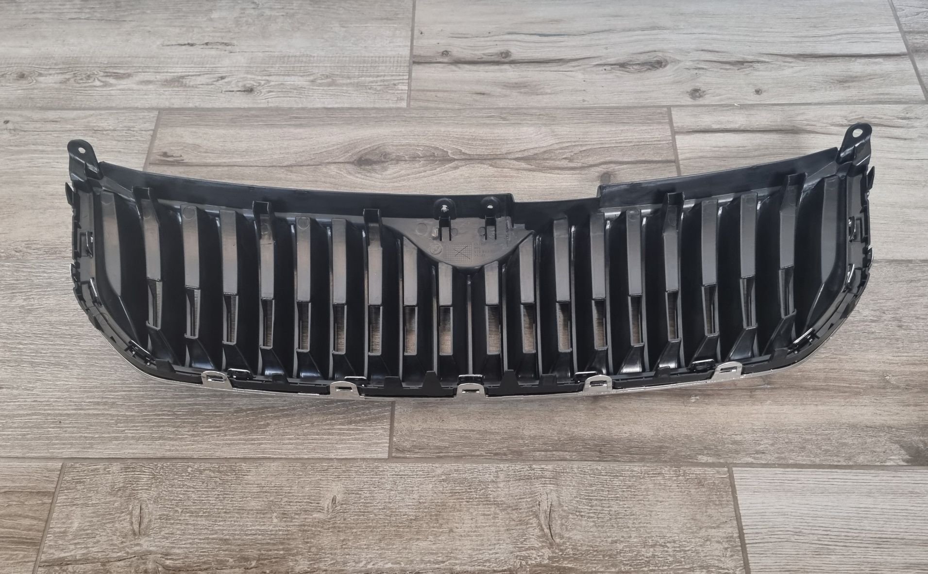 Grila cromata bara fata/ radiator / capota Skoda Superb 2 2008-2013