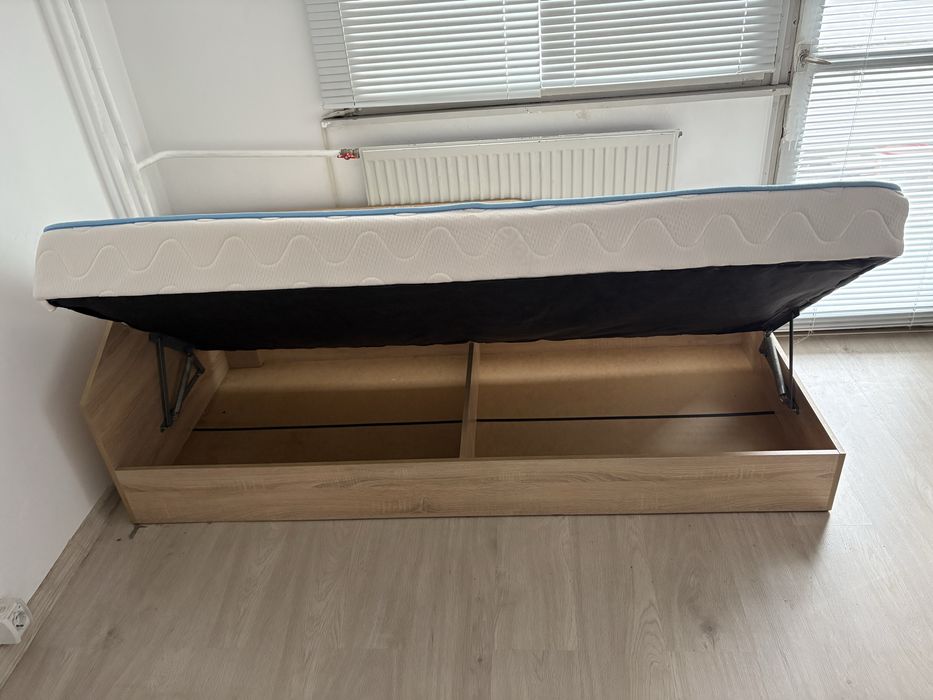 Продавам единично легло с матрак