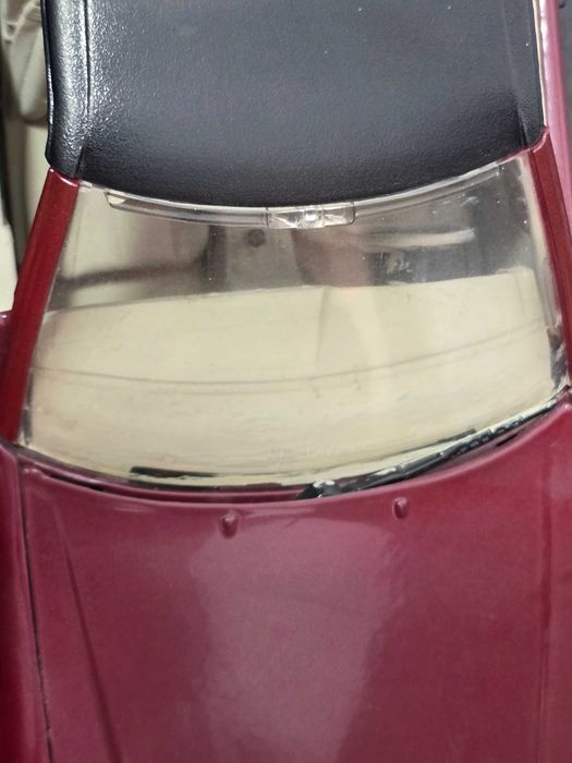 Macheta Auto 1/18 Revell Mercedes 500 SL Rosu