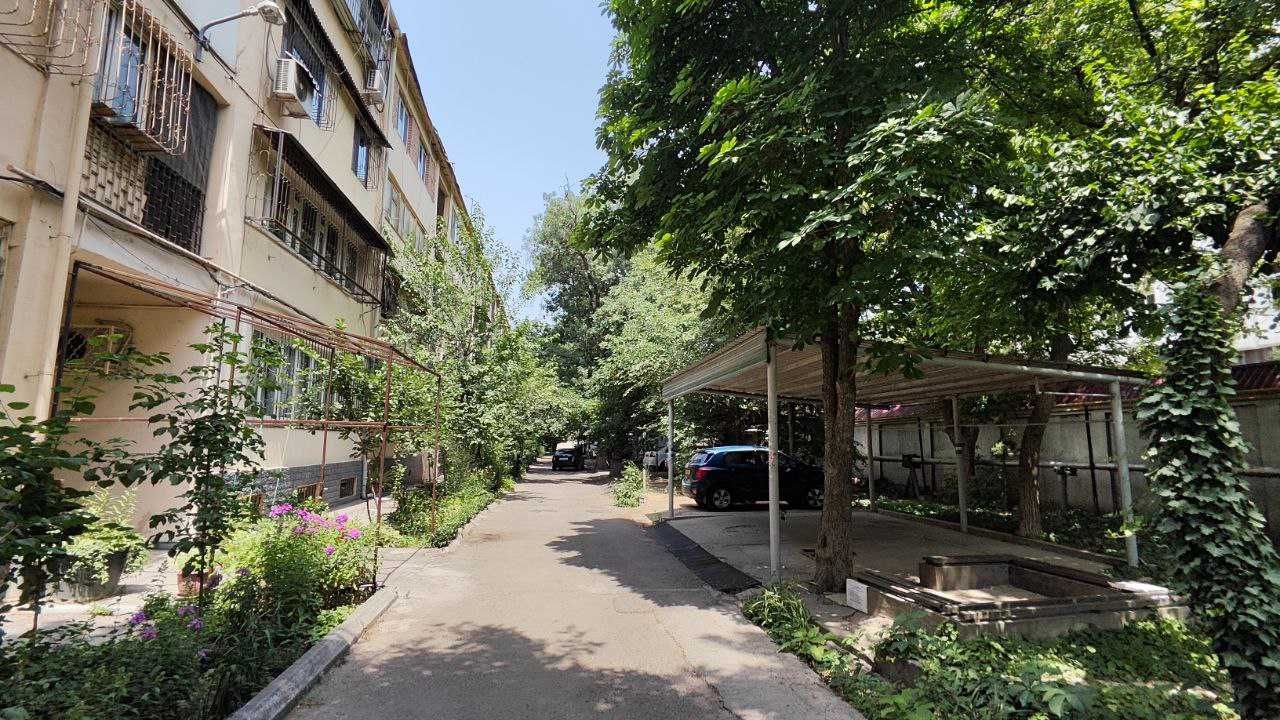 3-х Комнатная Спецплан, в центре "Джуманджи, 77кв.м. 4/4.