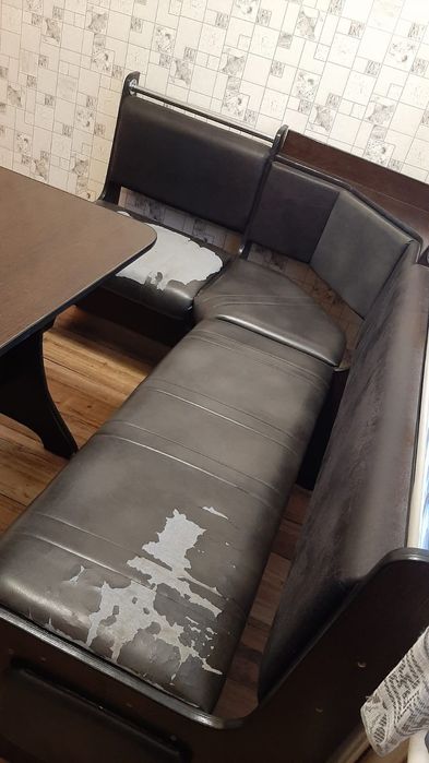 Продам кухонный диван со столом+4 табурета