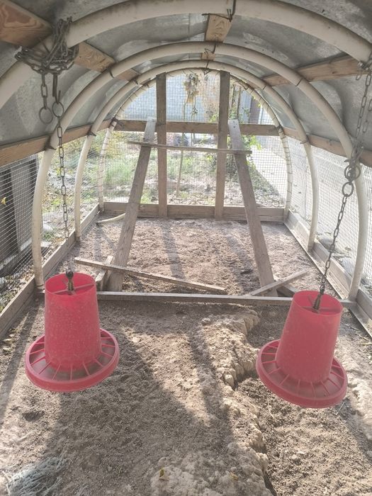 Товуқ хона сотилади фасад 2×4, баландлиги 1.5 метр