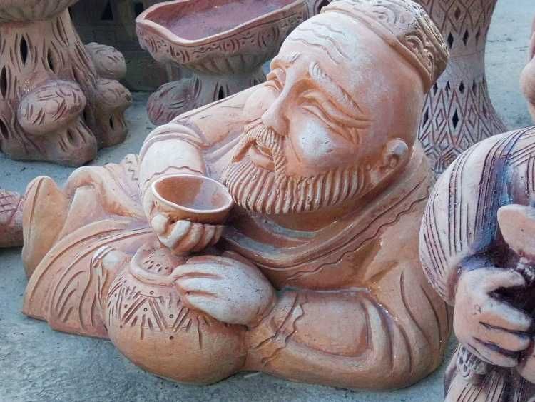 Узбекская национальная статуя отца, пьющего чай
