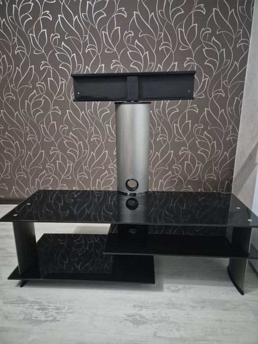 Продавам стъклена тв маса