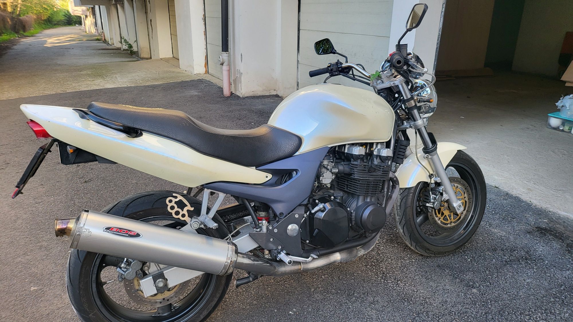Kawasaki ZR750F vand