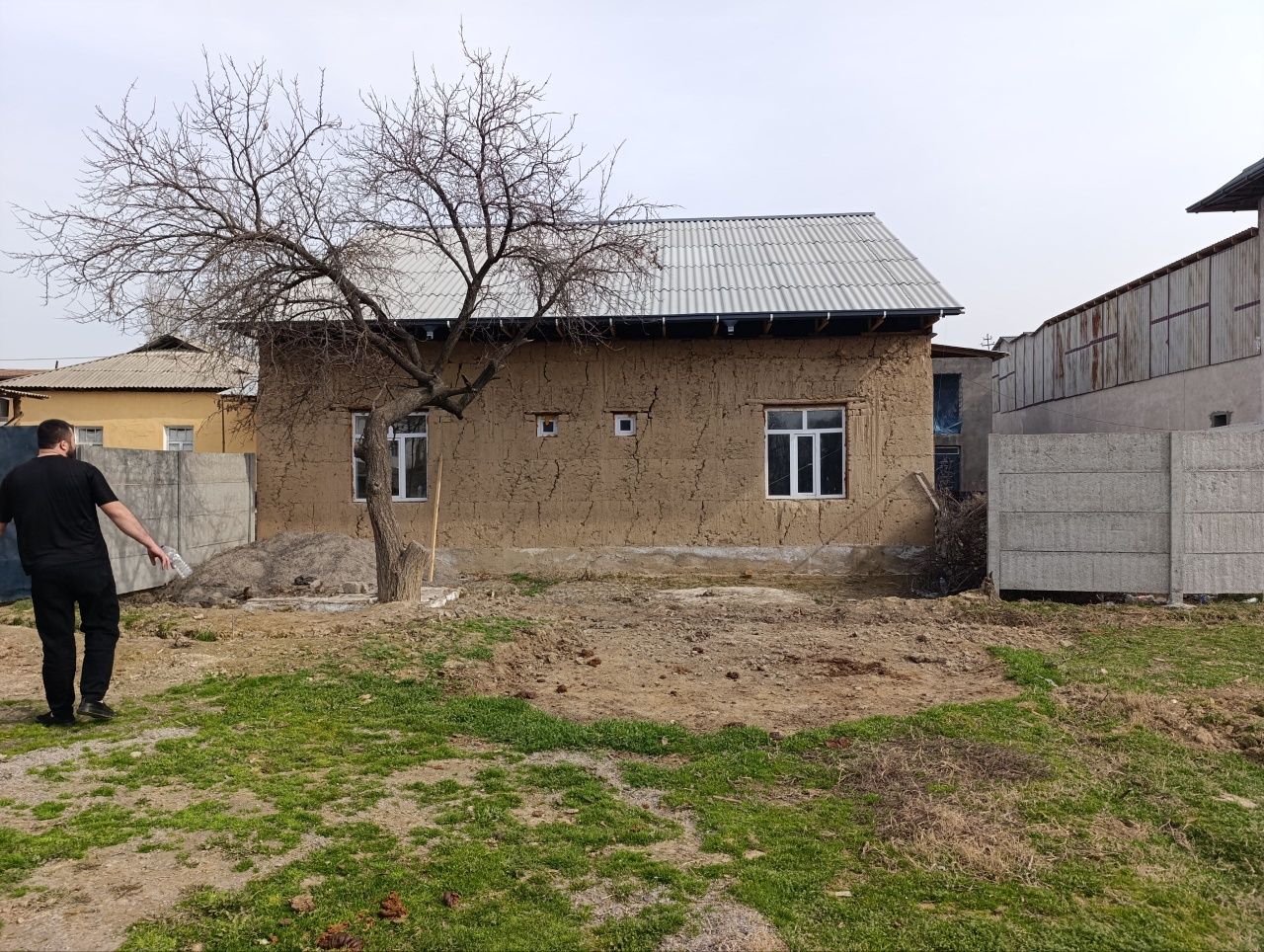 Uy sotladi yaxshi joy uzim yashagani qurgan edim erkin postda 10km