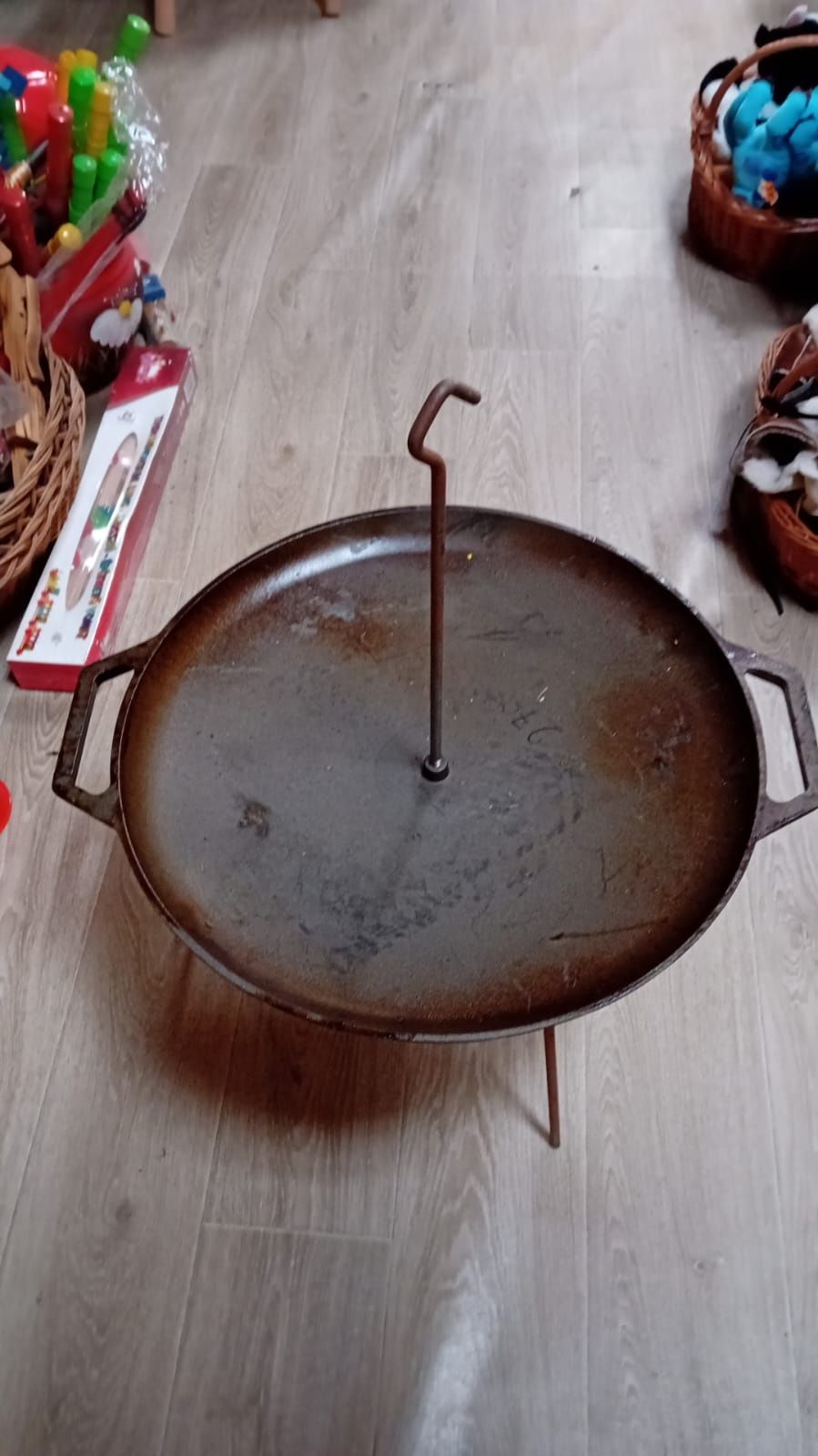 Disc (gratar) fonta cu 3 picioare.