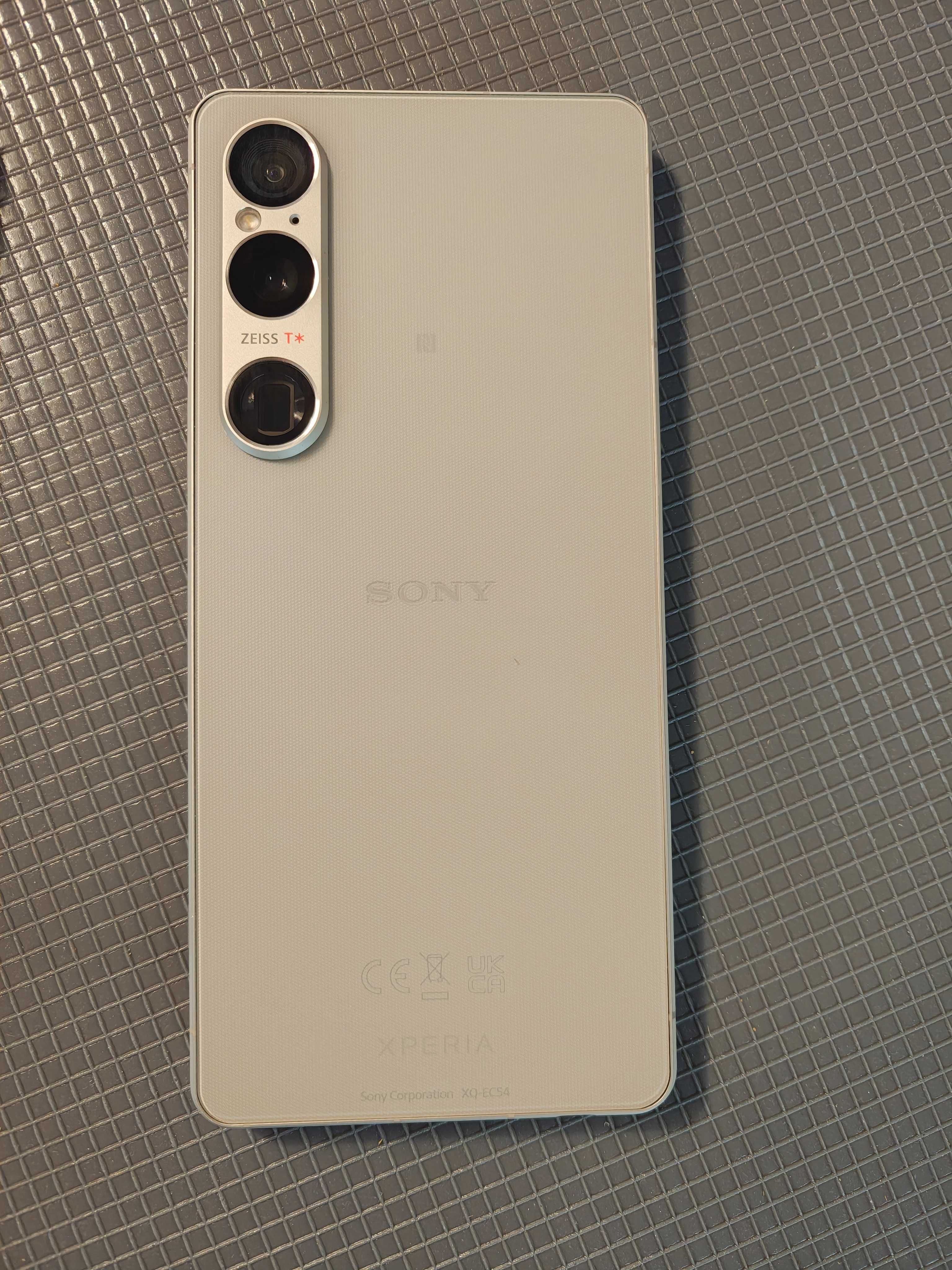 Sony Xperia 1 VI Silver , без следи от употреба.