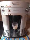 Продавам кафе автомат  delonghi magnifica