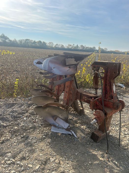 Vând Plug  reversibil   Adus recent  merge foarte bine