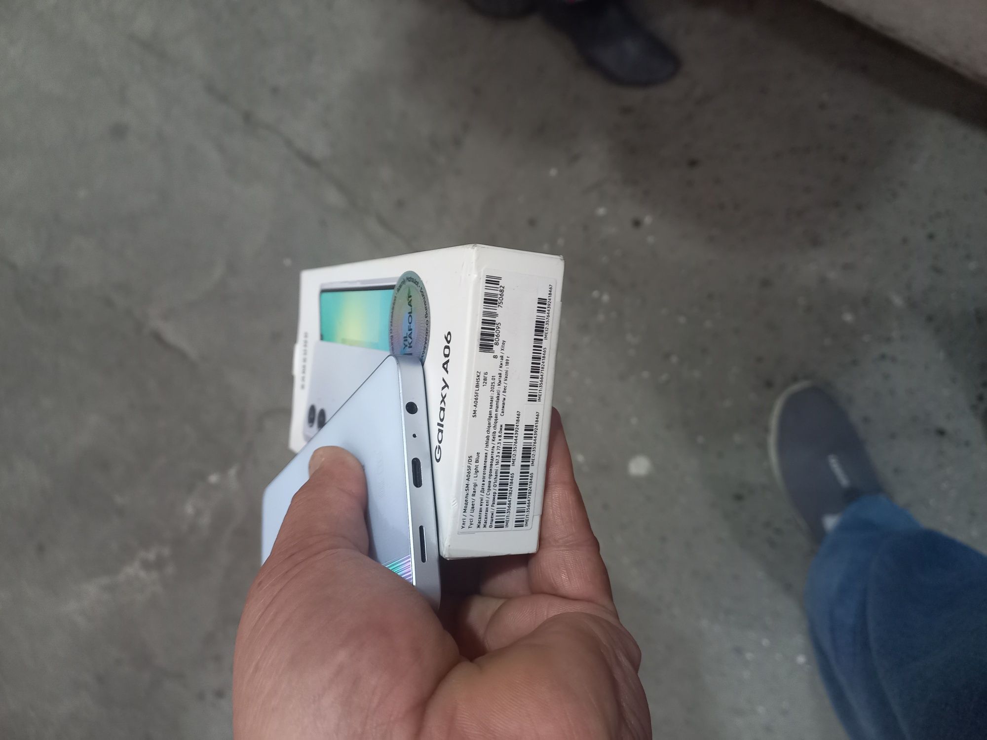 A06 Samsung ideal tiniq 128GB hotirasi 6GB aperativkasi karobka bor.