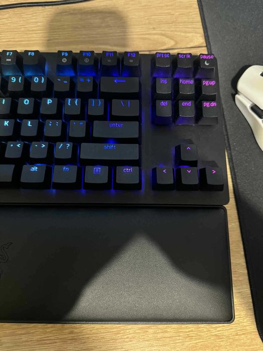 Клавиатура Razer Huntsman V2 TKL с гаранция 1 год. 6 мес.