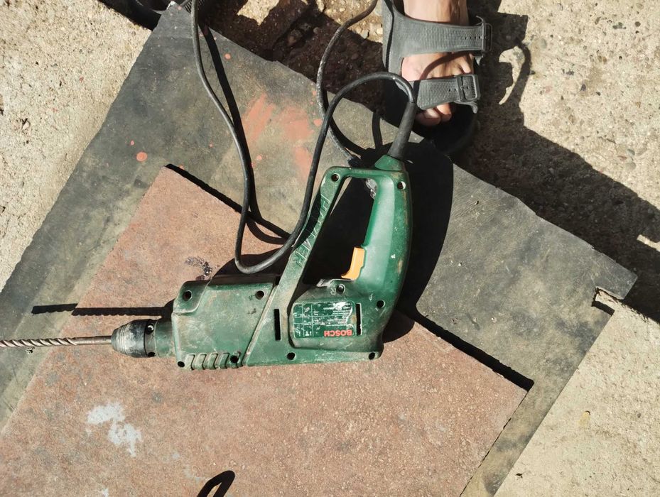 Продавам перфоратор Бош за части