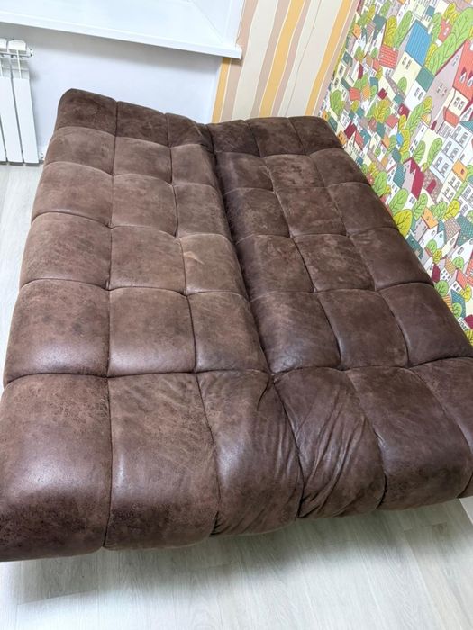 Диван, раздвижной.