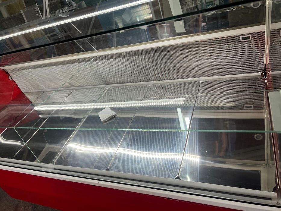 Vitrina frigirifica rosie pentru mezeluri