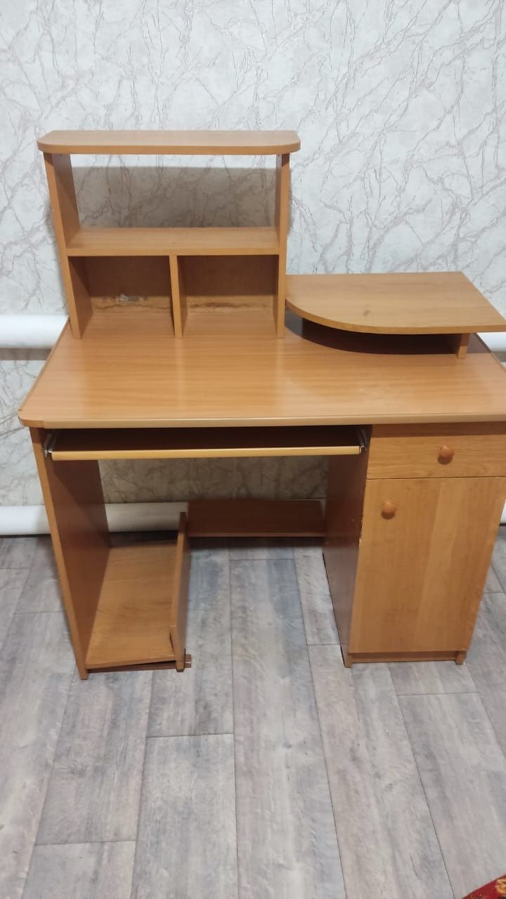 Продам стол компютерный