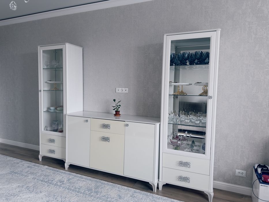 Продам шкаф сервант,два пинала