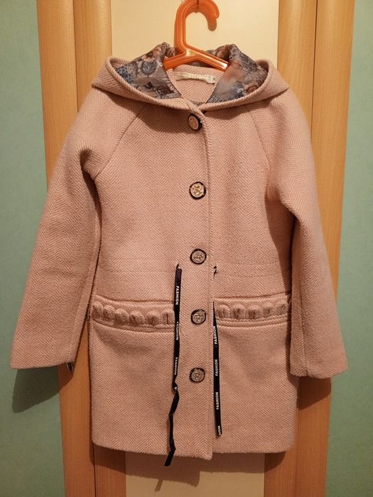 Детское пальто на 8-9 лет.