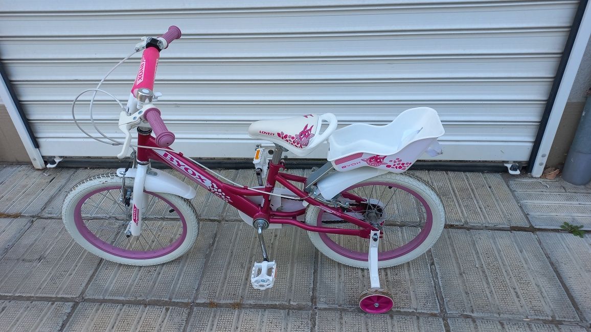 Детски велосипед с помощни колела.