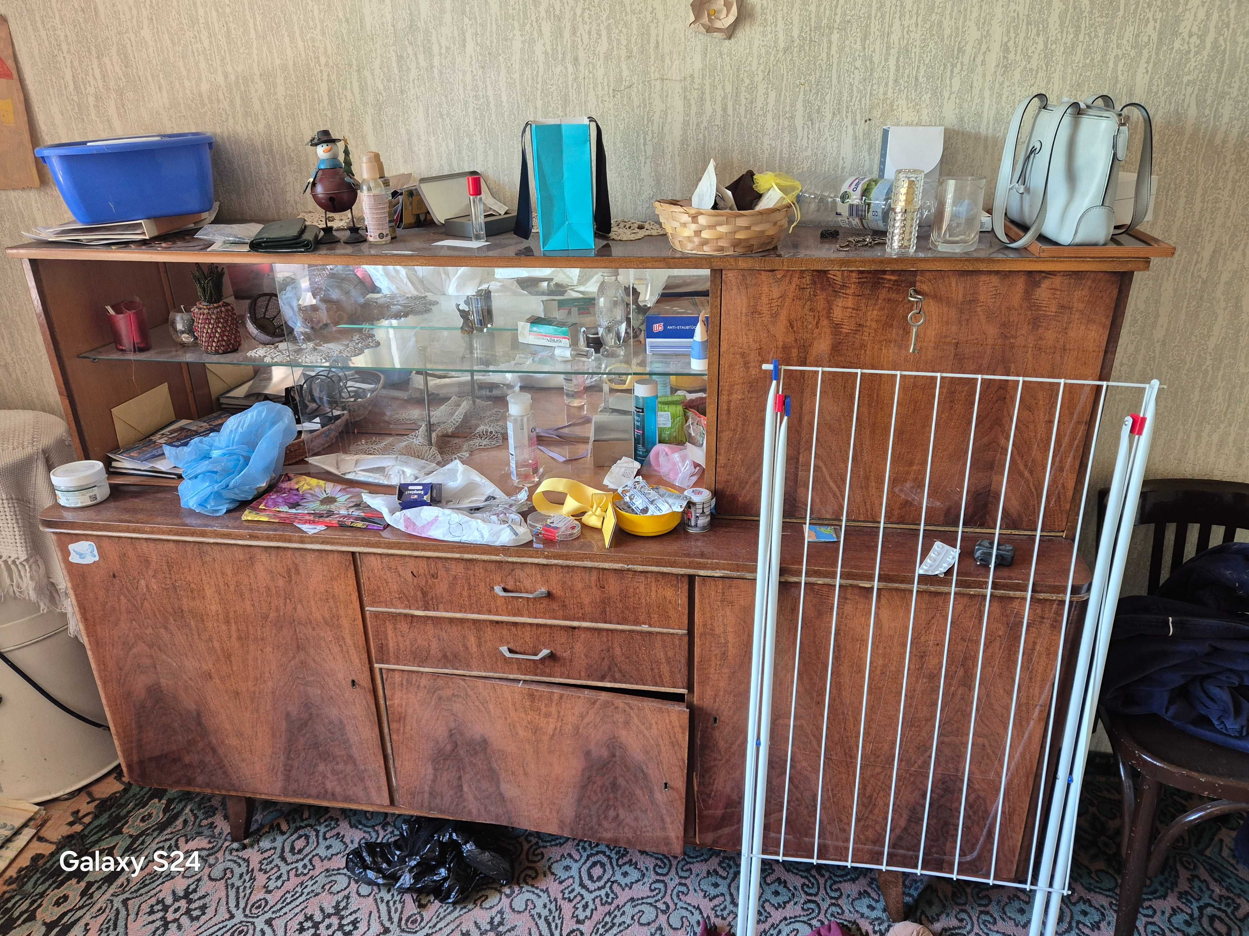 Продавам стари мебели