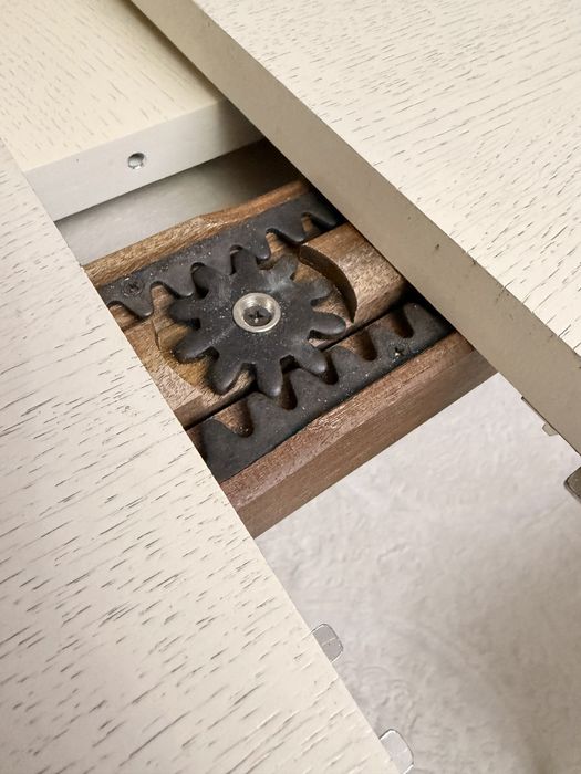 Стол со стульями из натурального дерева