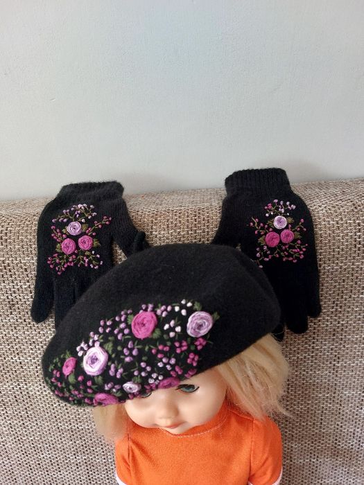 Set din lana 100% cu o foarte frumoasa broderie