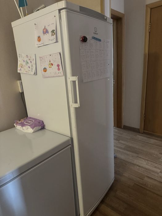 Морозильник вертикальный Indesit