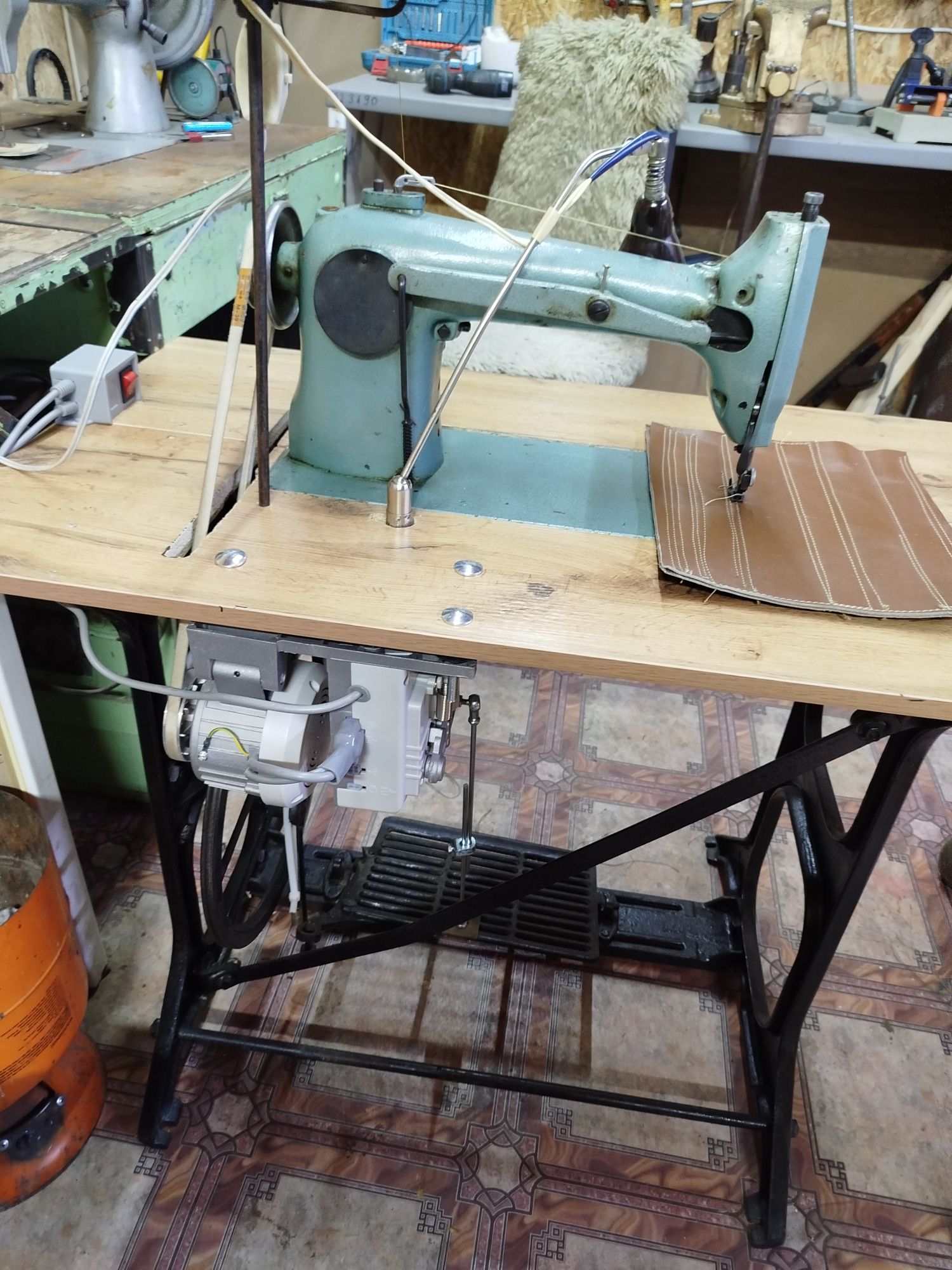 Продам швейную машинку для кожи  110
