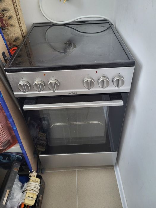 Электропечь сенсорный, в отличном состоянии, использовалась около 2 ле