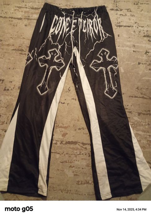 Pantaloni cu cruce și fulgere