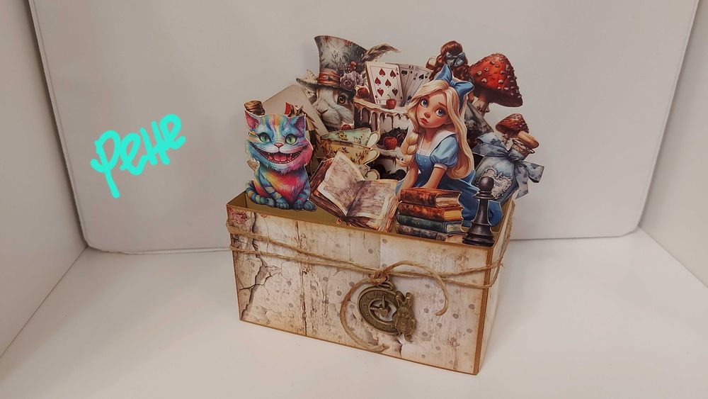 Ръчни картички, албум и чайник "Алиса в страната на чудесата"