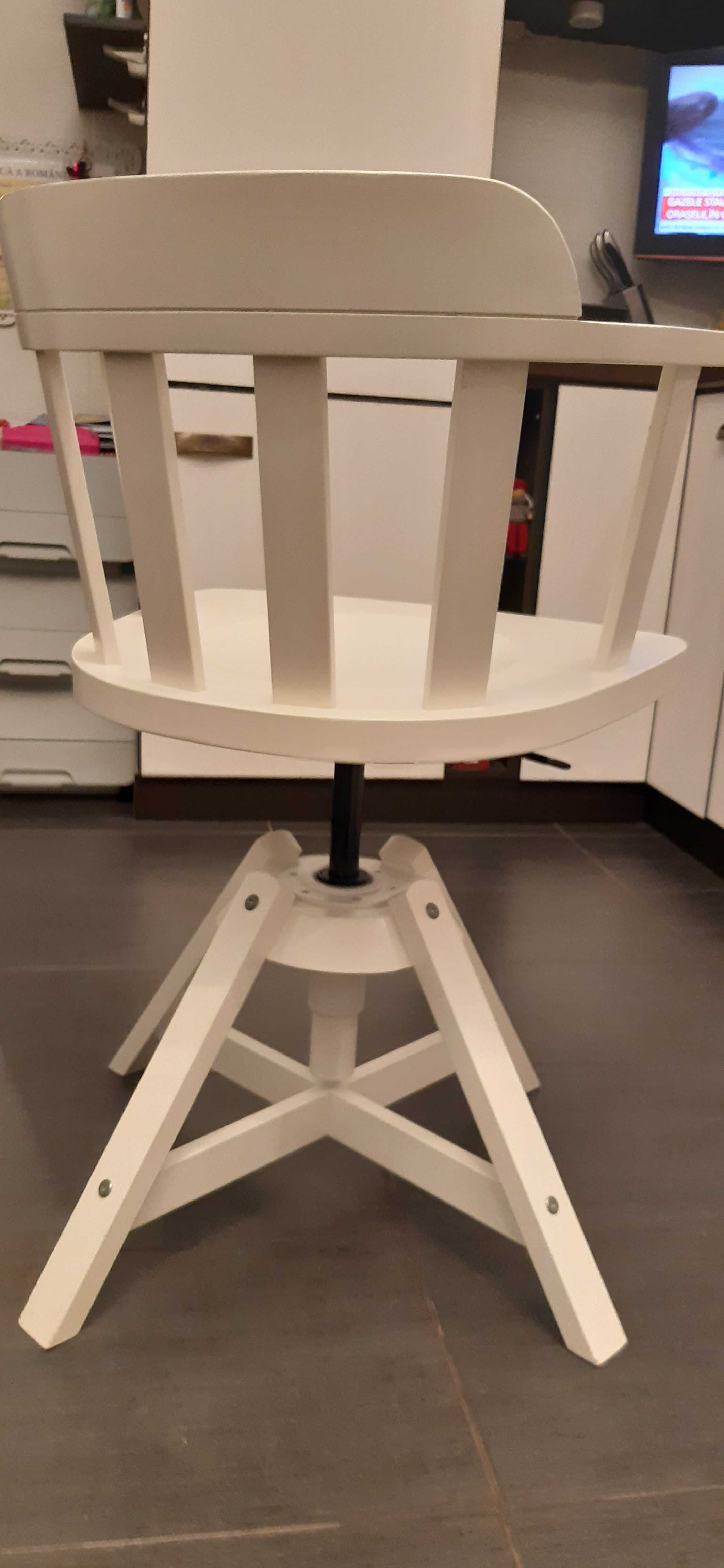 Scaun Ikea din lemn de mesteacan pivotant simplu alb