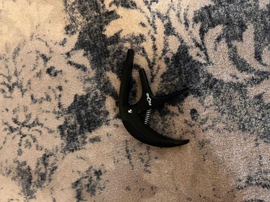 Chitara aproape nouă