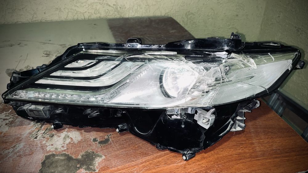 Передняя фара, оригинал, в рабочем состоянии (есть повреждения)