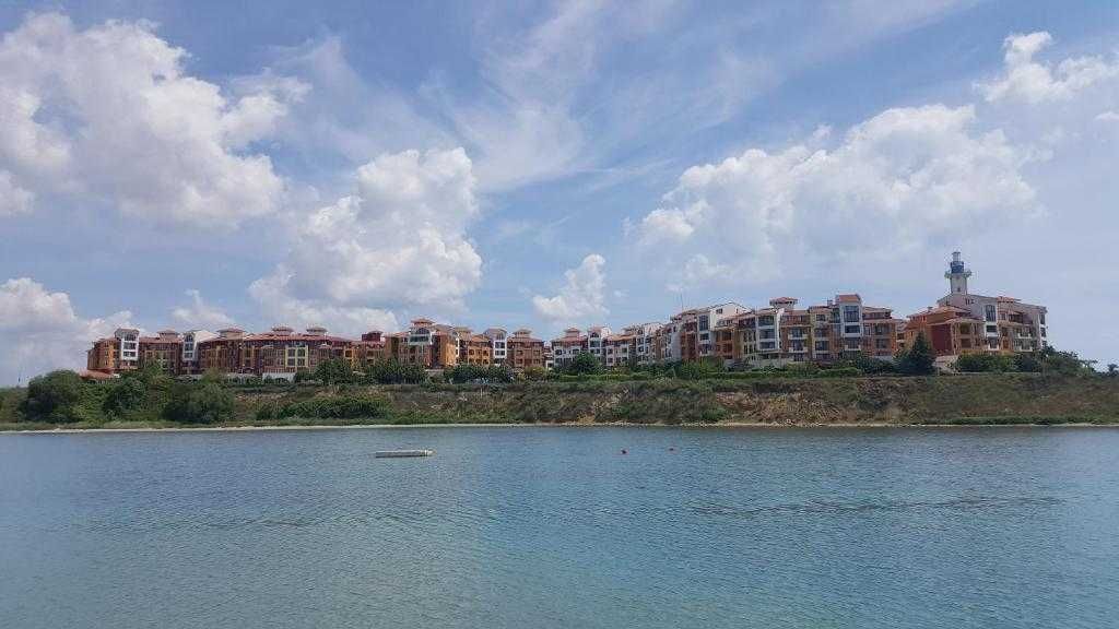Първа линия! Апартамент с 3 спални и гледка море в Марина Кейп, Ахелой