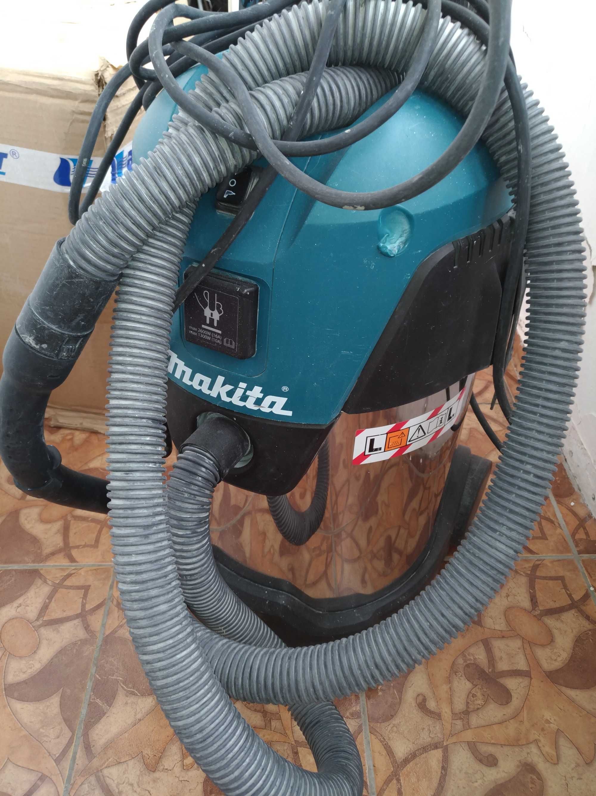 Строительный пылесос Makita VC3011L