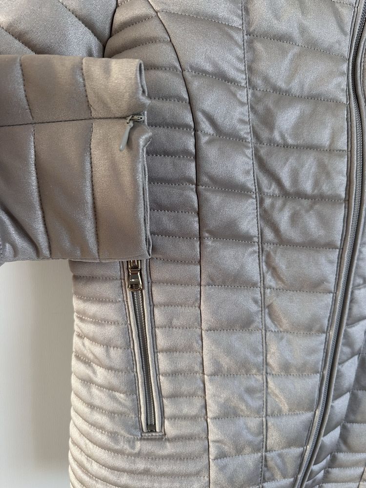 Отлично есенно яке Guess M - сребристо