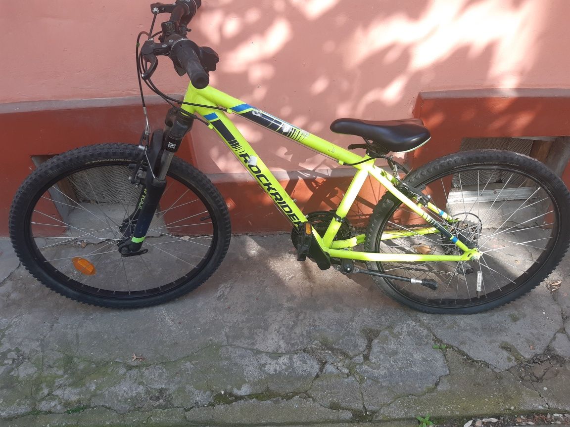 Vând bicicletă folosită, pentru vârsta 9-12 ani , are roata spate spar