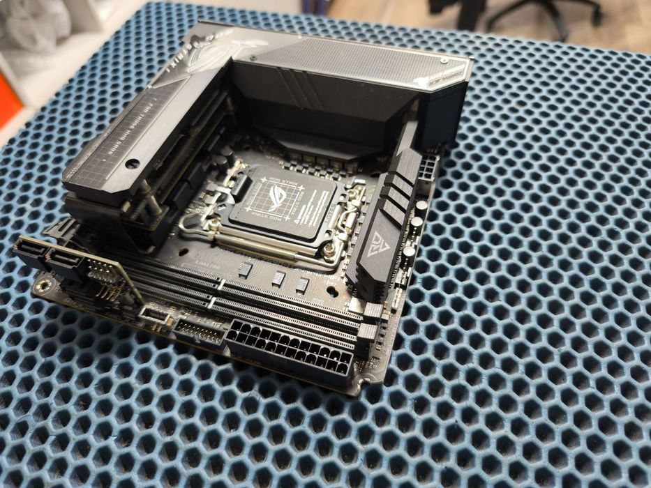 Продам z690-i asus rog strix gaming wifi ddr5