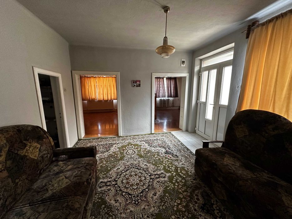 Vând casă cu grădină în Pericei.